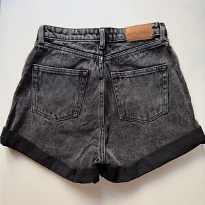 NWOT Monki Black Wash Dark Gray Mom Denim Shorts High Waisted Cuffed Hem Size 25